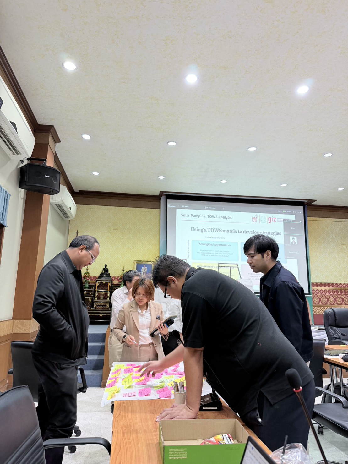 title - สวผ.สพป.ร่วมกับองค์กรความร่วมมือระหว่างประเทศของเยอรมัน (GIZ) และคณะอาจารย์จากมหาวิทยาลัยเทคโนโลยีพระจอมเกล้าธนบุรี จัดประชุมเชิงปฏิบัติการ (workshop) เรื่อง การวิเคราะห์ผลลัพธ์เชิงลึกโครงการระบบสูบนํ้าพลังงานแสงอาทิตย์เพื่อการเกษตรในเขตปฏิรูปที่ดิน ตําบลเขาซก อําเภอหนองใหญ่ จ.ชลบุรี  